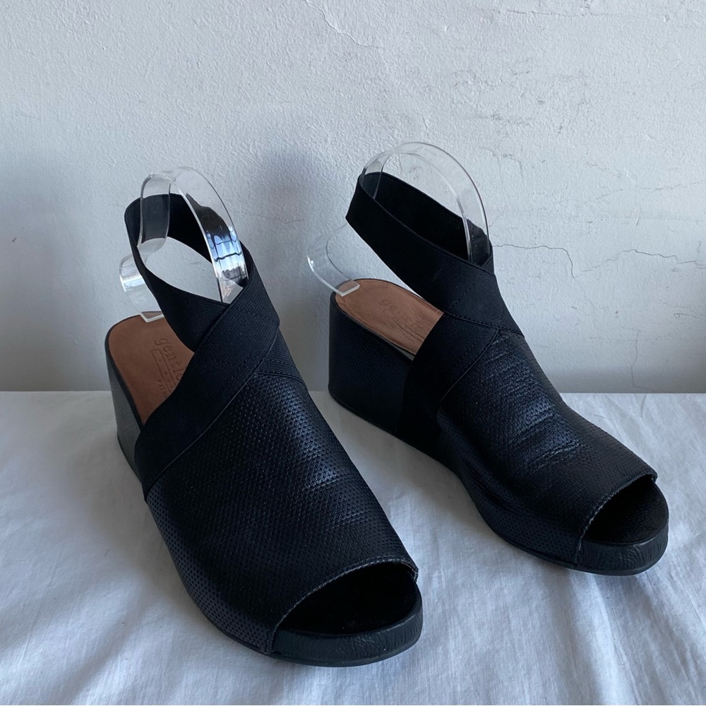Kenneth Cole Gentle Souls Gianna Black Perforated Leather Sandal Size 9.5 - Picture 2 of 14